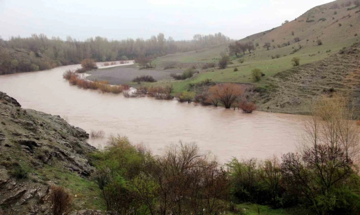 Erzincan'da Karasu ve Fırat Nehrinin debisi arttı