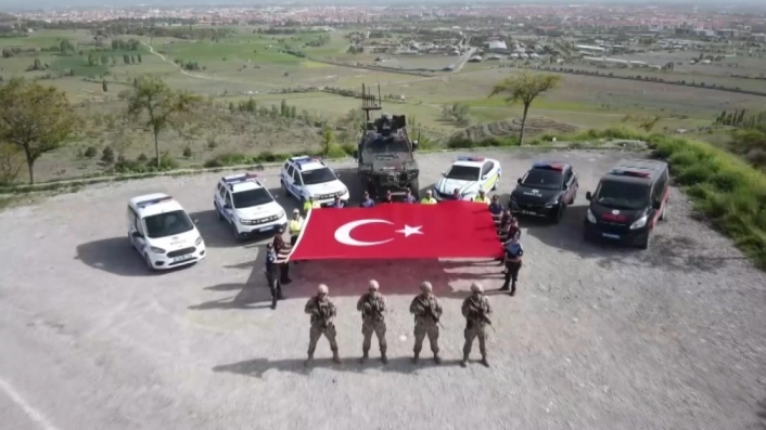 Erzincan'da polisler gençler için klip çekti