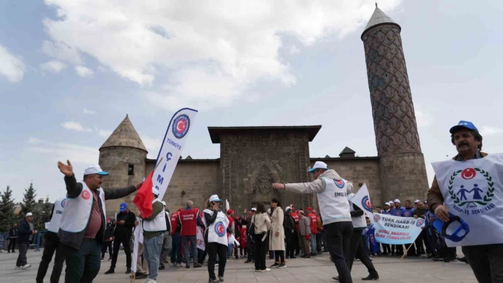Erzurum'da 1 Mayısın kutlama adresi Yakutiye Kent Meydanı oldu
