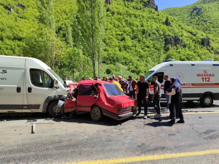 Erzurum'da minibüsle çarpışan Fiat Tofaş araç hurdaya döndü: 1 ölü, 1 ağır yaralı