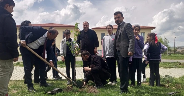 Fidan dikim etkinliğine Çıldır YBO' da katıldı