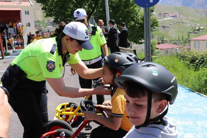 Hakkâri'de trafikte bilinçli nesillerin yetişmesi için eğitimler devam ediyor