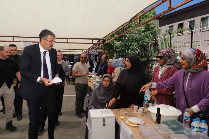 Hakkari'de cami yararına hayır çarşısı kuruldu
