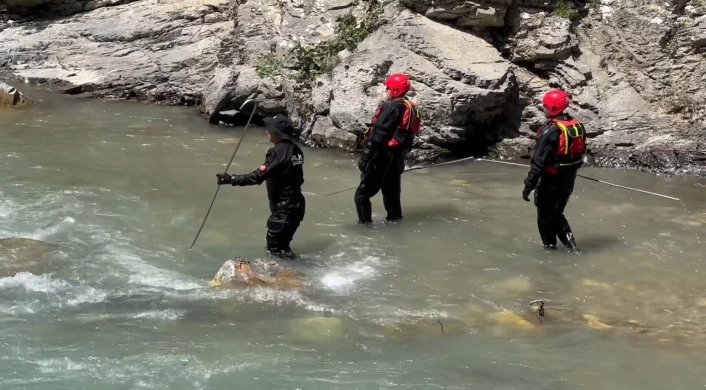 Hakkari'de derede kaybolan 16 yaşındaki İbrahim'i arama çalışmaları devam ediyor