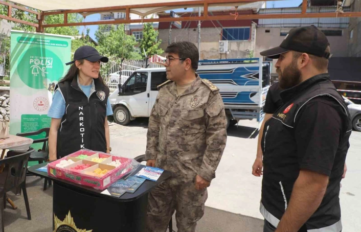 Hakkari'de ''En İyi Narkotik Polisi: Anne'' standı açıldı