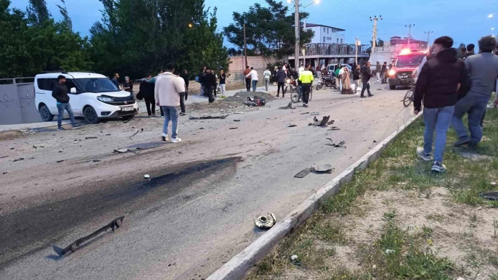Otomobilin çarptığı motosikletli hayatını kaybetti