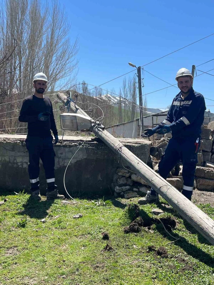 Karayazı'da hortum ve fırtına enerji hatlarını vurdu