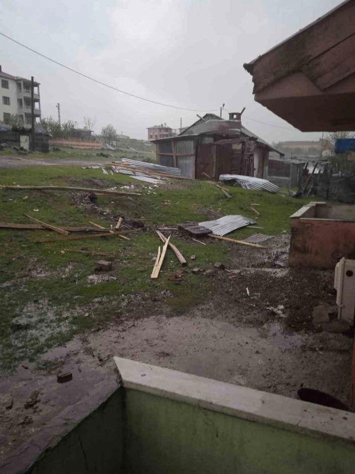 Karakoçan'da fırtına evlerin çatılarını uçurdu