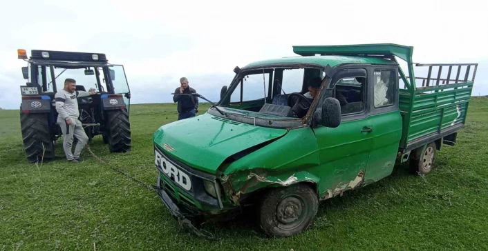 Kars'ta kamyonet dereye uçtu