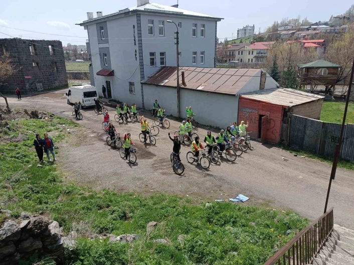 Kars'ta pedallar sağlıklı yaşam için çevrildi