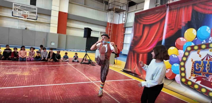 Madagaskar sirki Erciş'te nefes kesti