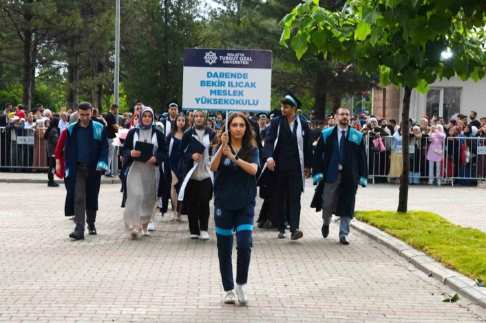Malatya Turgut Özal Üniversitesi'nde mezuniyet coşkusu