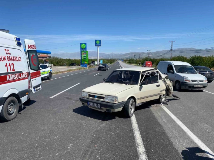 İki otomobil çarpıştı: 4 yaralı