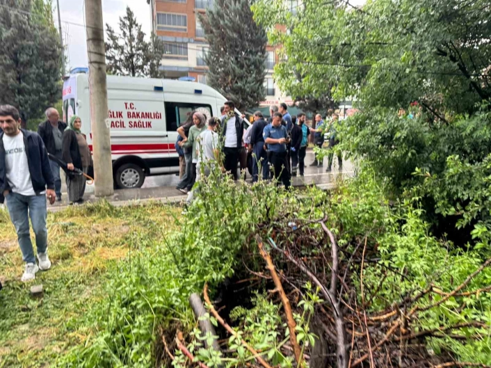 Malatya'da müstakil ev çöktü: 3 kişi yaralandı