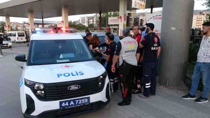 Malatya'da otobüste tartışan 2 kadın indikleri durakta birbirlerini bıçakla yaraladı