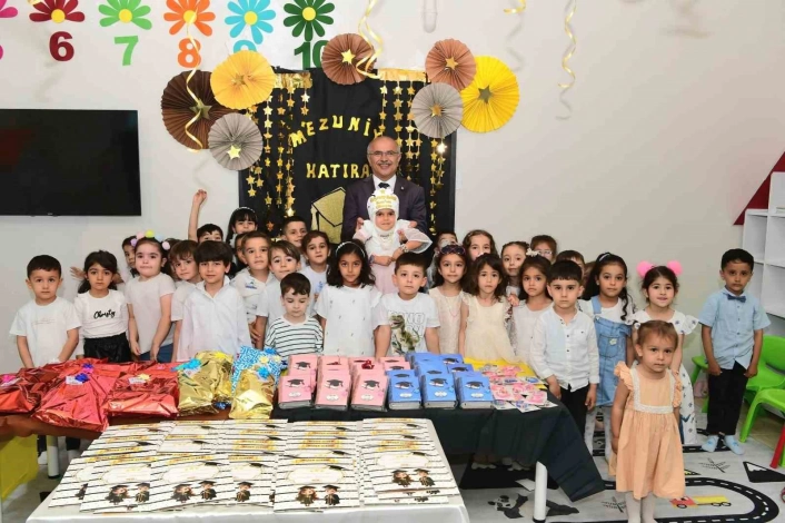 Miniklerin ilk karnesi Başkan Er'in elinden