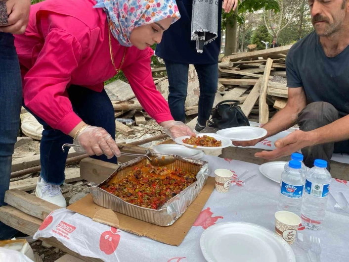 Öğrenciler 1 Mayısta işçilerle bir araya geldi