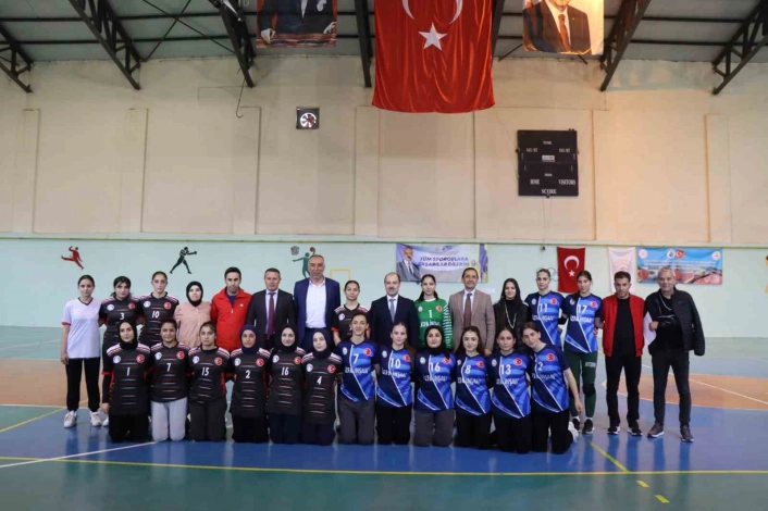 Oltu'da hentbolun şampiyonu Oltu Anadolu Lisesi