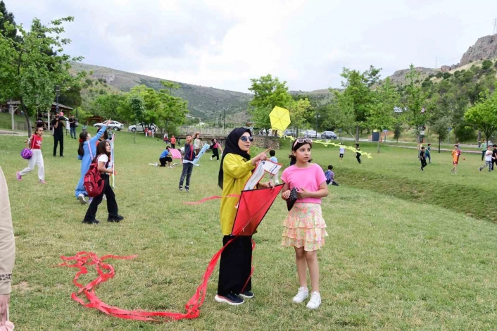 Rengarenk uçurtmalar Beydağı'nda gökyüzüyle buluştu
