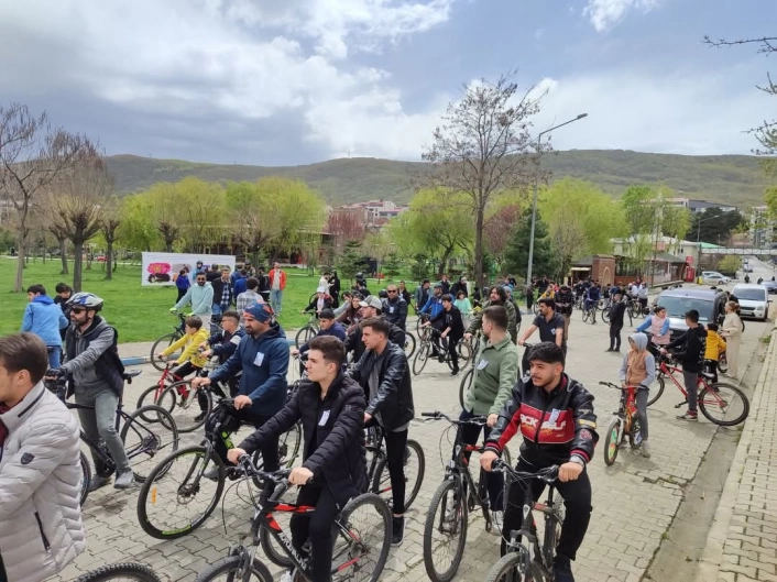Tatvan'da merhum Öğretmen Ferhat Orak anısına bisiklet turu düzenlendi