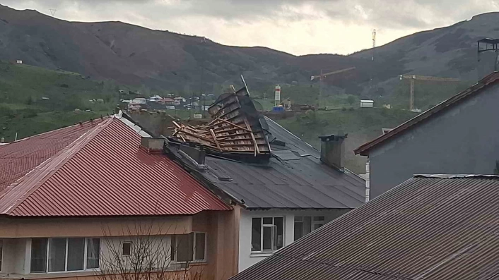 Tunceli'de fırtına etkili oldu, çatılar uçtu, ulaşımda aksamalar yaşanıyor