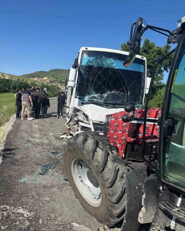Tunceli'de öğrenci servisi kaza yaptı: 8 öğrenci yaralandı