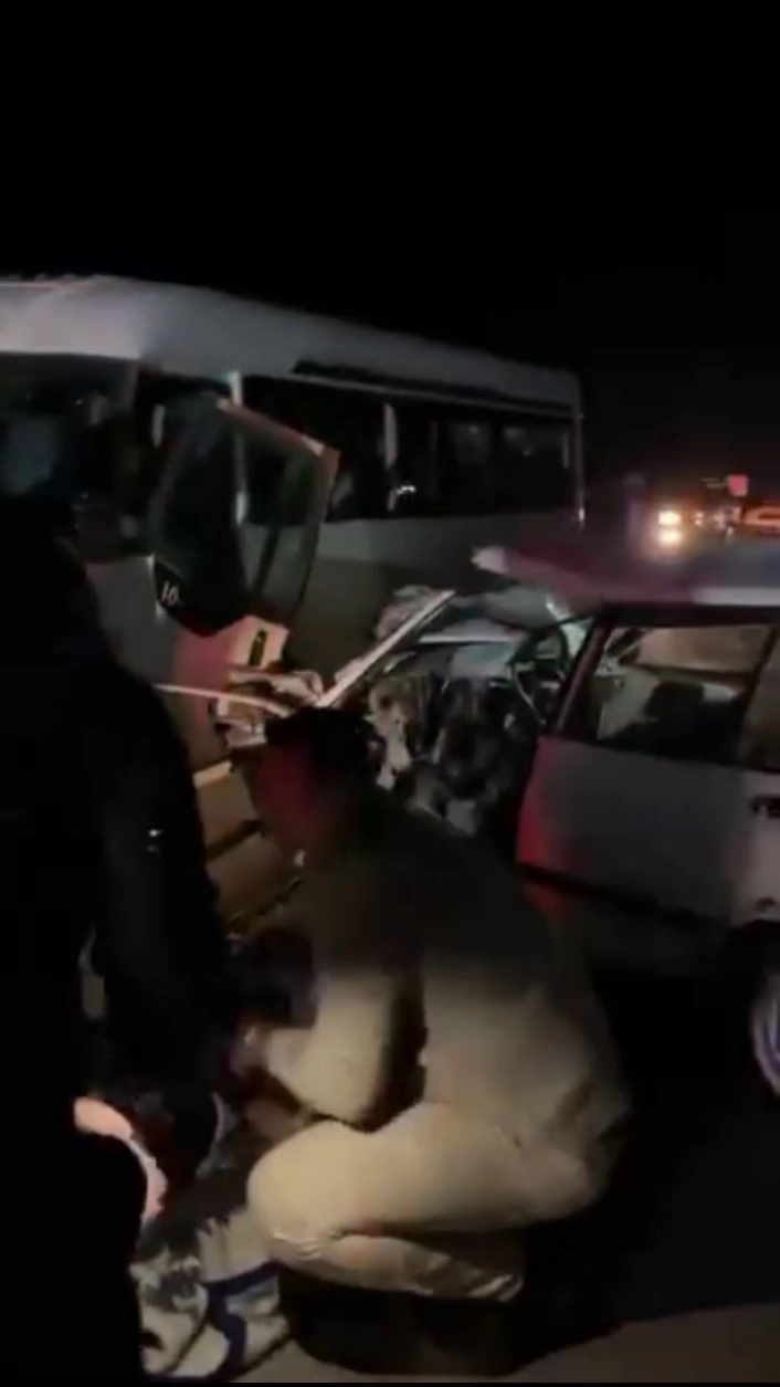 Uzundere'de midibüs ile otomobil çarpıştı: 2 yaralı