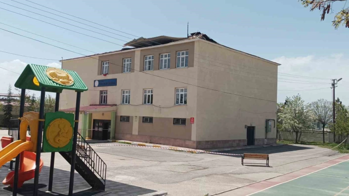 Van'da fırtına okulun çatısını uçurdu