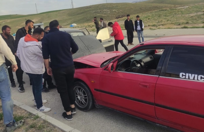Van'da iki otomobil kafa kafaya çarpıştı: 1 yaralı