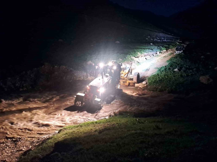 Van'da pancar toplamaya giden vatandaşlar su seviyesi yükselince mahsur kaldı