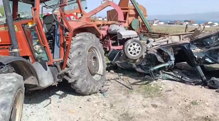 Otomobil ile traktör çarpıştı: 4 yaralı