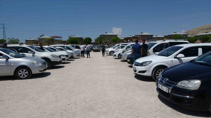 Van'daki oto pazarı satıcılarla doldu
