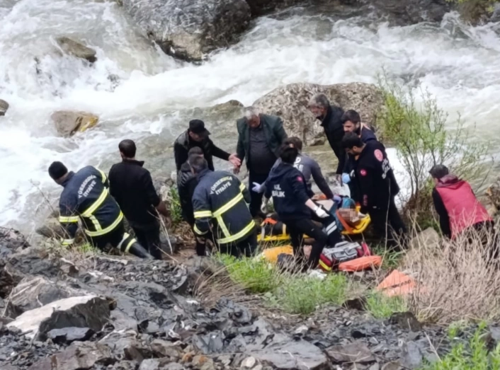 Yüksekova Doski Vadisi'nde feci kaza: 2 ölü, 3 yaralı
