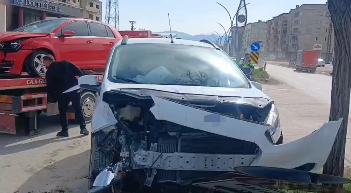 Otomobille hafif ticari araç çarpıştı: 2 yaralı