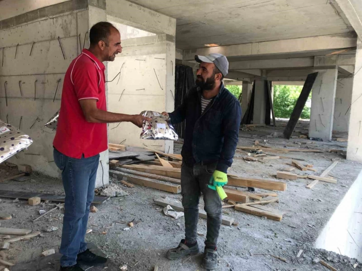 Ağrı'da Kızılay gönüllüleri babaların yüzünü güldürdü