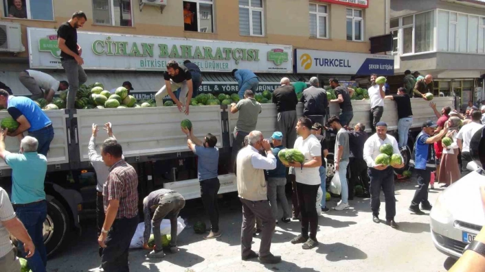 Ahlatlı çiftçi 30 ton karpuz dağıttı