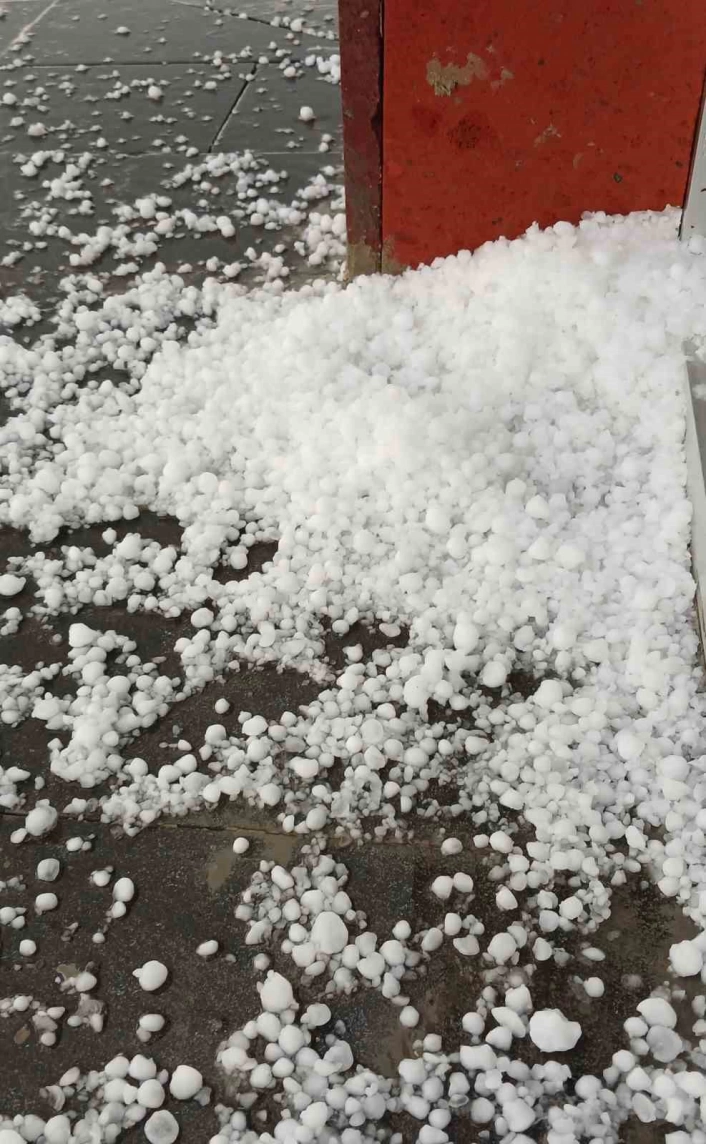 Ardahan'da dolu, araçlara ve tarım arazilerine zarar verdi