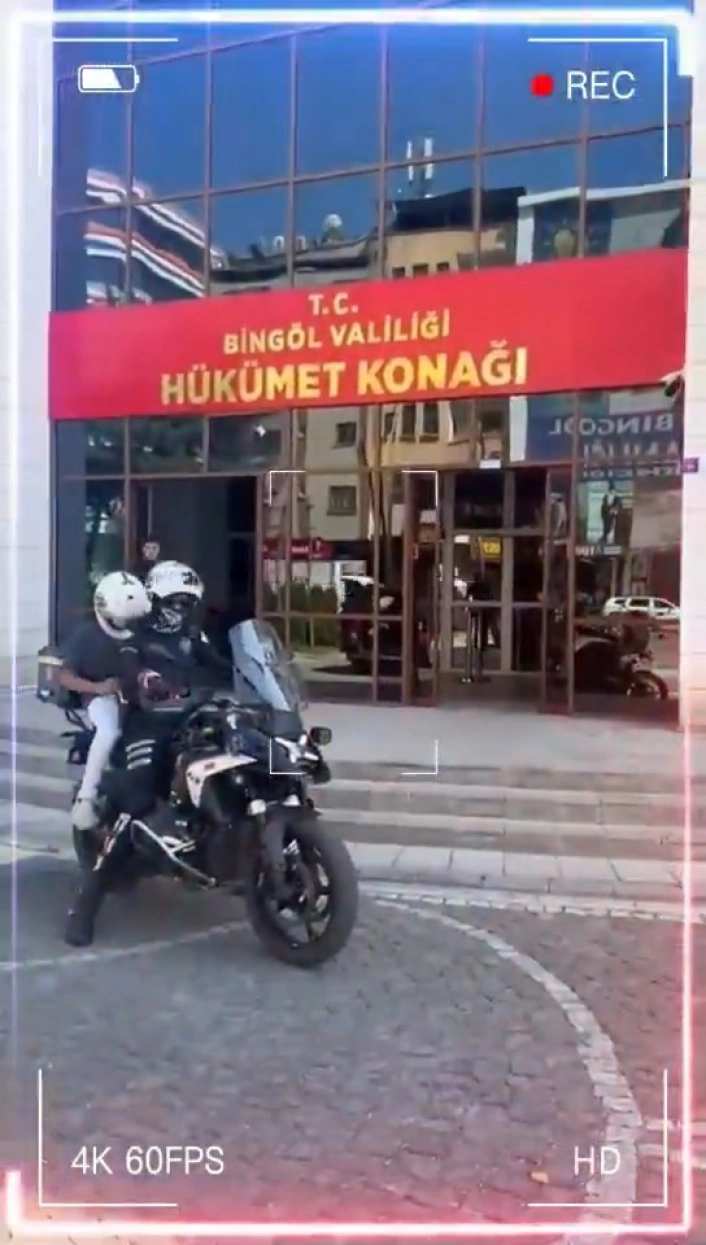 Bingöl'de sınava geç kalan öğrencileri polisler yetiştirdi