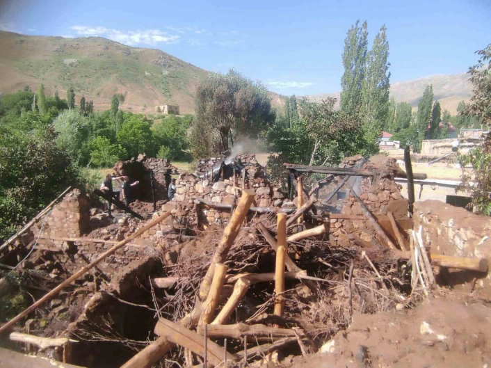 Bitlis'te çıkan yangın korkuya neden oldu