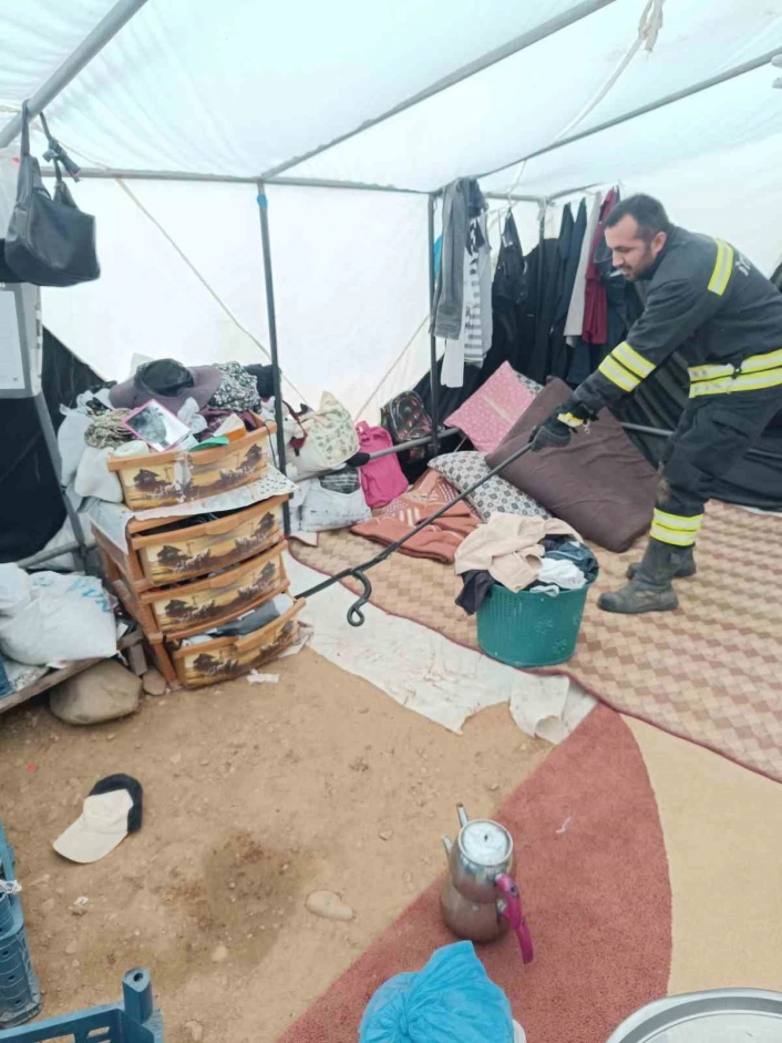 Bağ çadırına giren yılan korkuttu