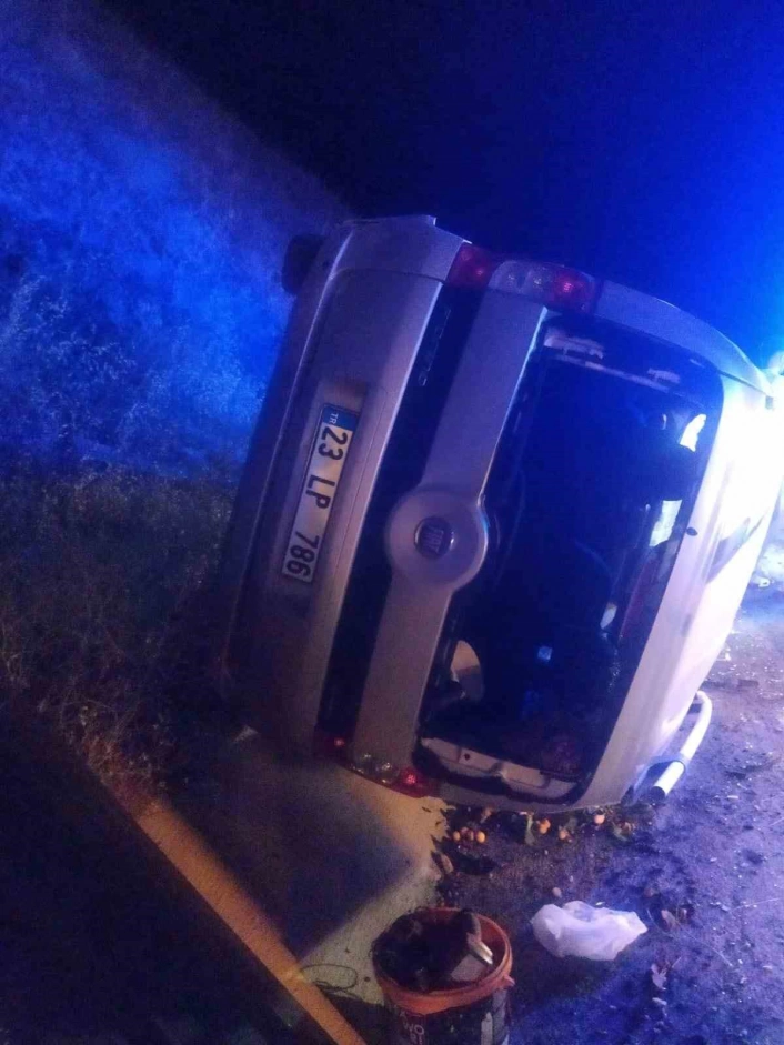 Elazığ'da hafif ticari araç yan yattı: 2 yaralı
