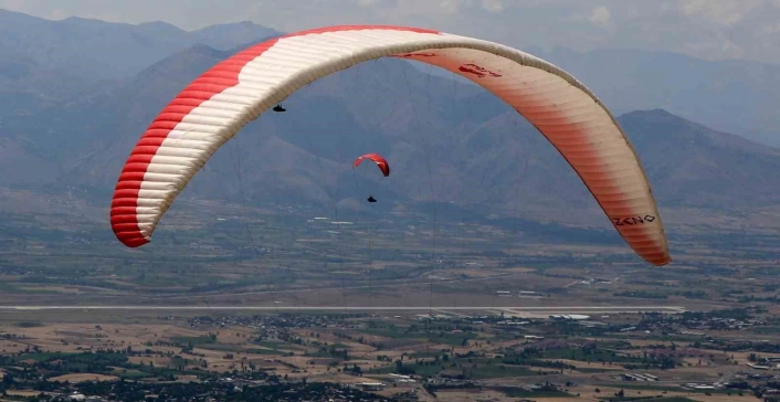 Erzincan semalarında unutulmaz evlilik teklifi: Paraşütle sürpriz!
