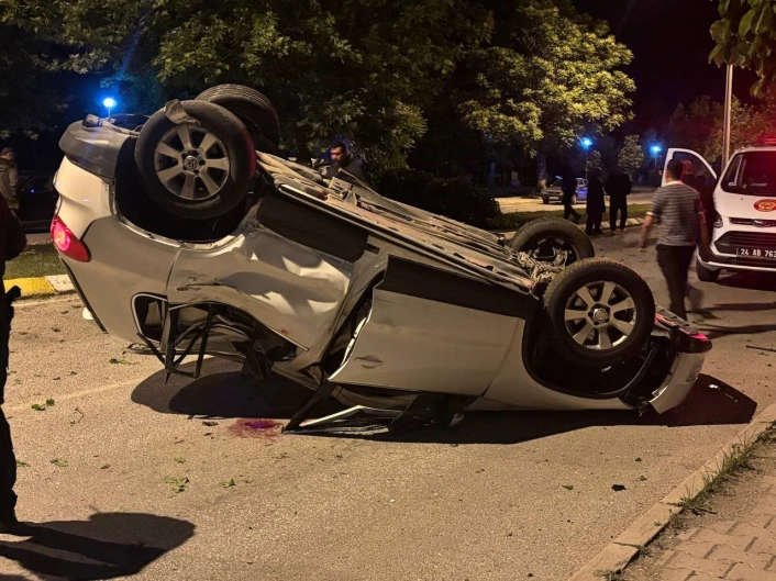 Erzincan'da otomobil ağaca çarptı: 3 yaralı