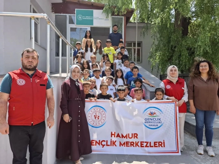 Hamur'da öğrencilere sinema sürprizi