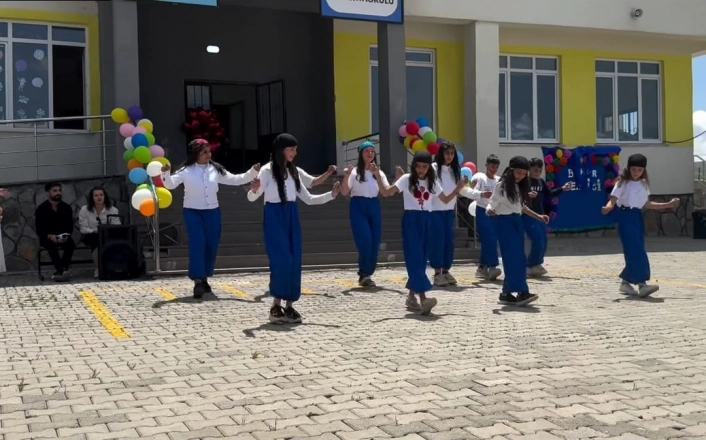 Hamur'da renkli bahar şenliği