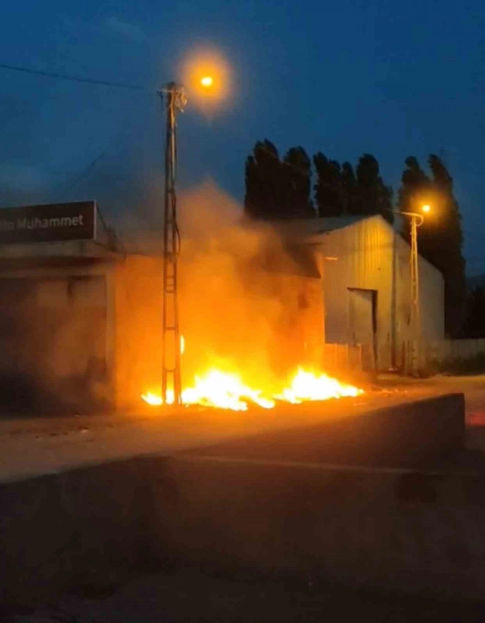 Iğdır'da dökülen çöpler alev aldı, elektrik direği yandı