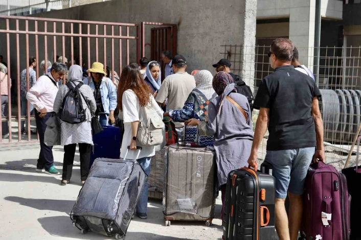 İranlılar Gürbulak Sınır Kapısına akın etti: ''Savaştan korkmuyoruz, vatanımıza sahip çıkacağız''