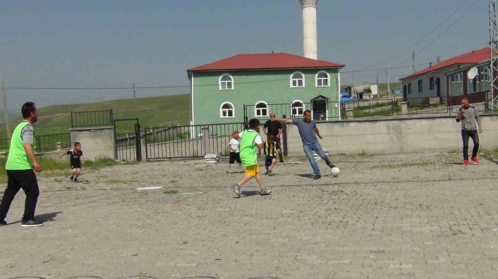 Kars'ta Babalar Günü futbol coşkusuyla kutlandı