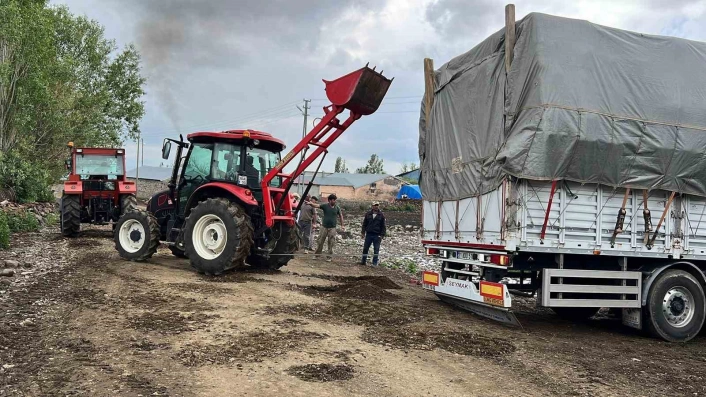 Kars'ta çamura saplanan tır köylülerin yardımıyla kurtarıldı