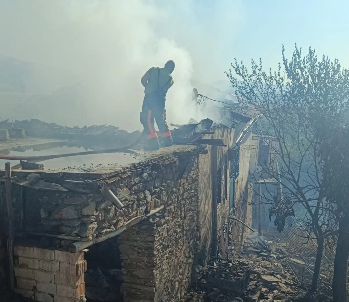 Malatya'da örtü yangını: İki ev kül oldu